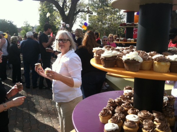 1,000 cupcakes were provided by the Paso Robles Culinary Academy.