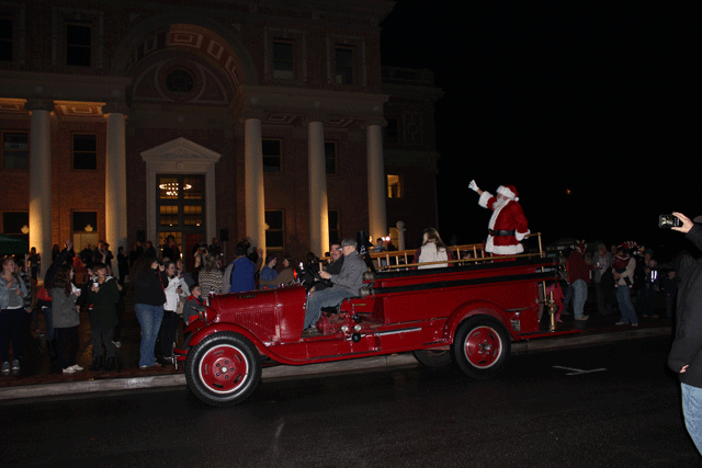 Atascadero tree lighting