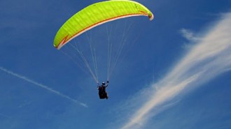 Paraglider dies