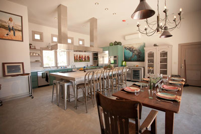 Refugio Paso Robles offers two vacation suites and a fully-equipped kitchen.