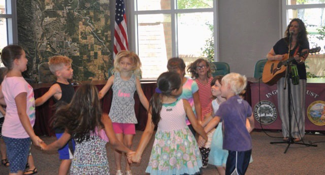 Melissa Green entertains children at the Paso Robles Library in 2015.