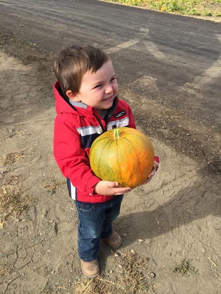kid-with-pumpkin