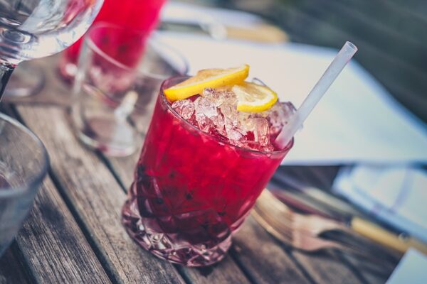 State senator introduces law to allow restaurants to keep serving cocktails to-go