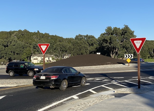 Roundabout at Highway 46 and Vineyard gets new signage