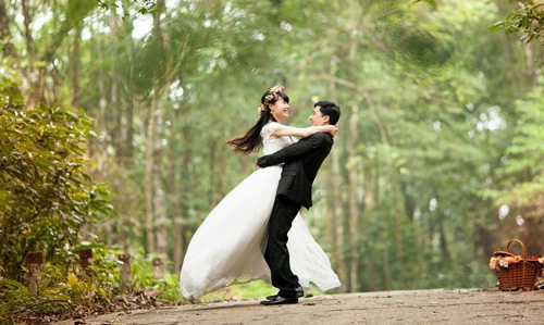 Image: https://pixabay.com/photos/couple-wedding-park-newlyweds-443600/
