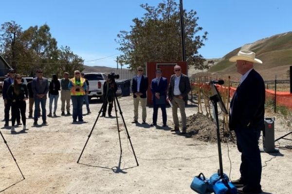Peschong speaks to group