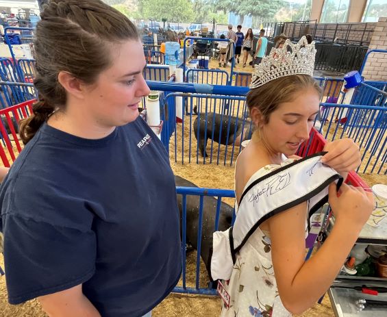 Queen Brooke Smith shows off autographs mid state fair