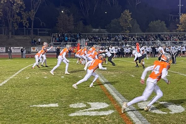 Greyhounds on offense play