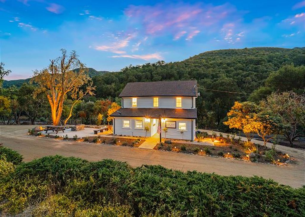 Auction items include a 'Stay and Play' at Tobin James Winery.