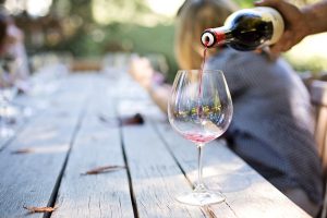 wine pour stock img