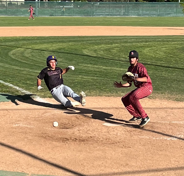 Warror-steals-home-after-wild-pitch