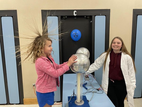 Bearcat science students volunteer at elementary school STEM nights