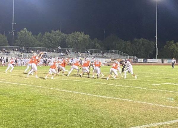 Atascadero Greyhounds dominate Oakland Wildcats 41-8