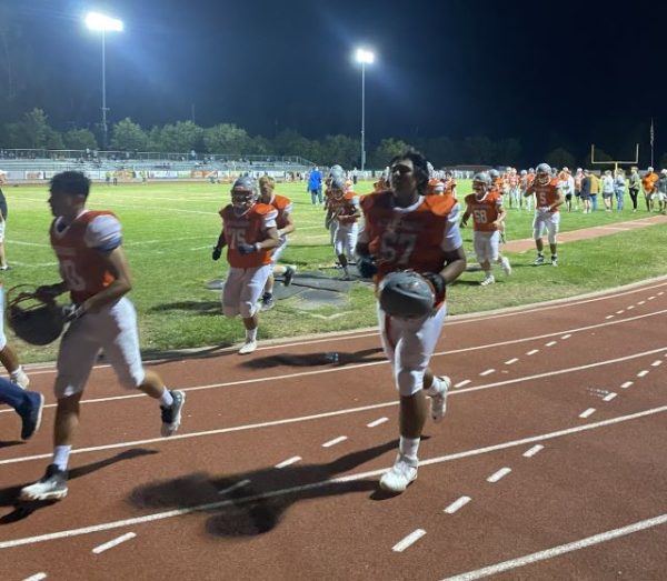 Atascadero Greyhounds dominate Oakland Wildcats 41-8