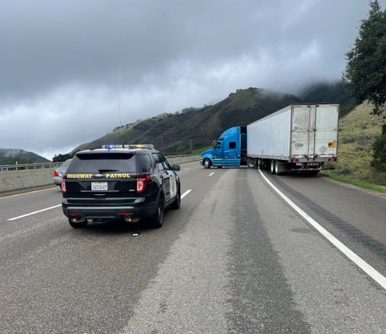 Semi truck blocks traffic on Cuesta Grade