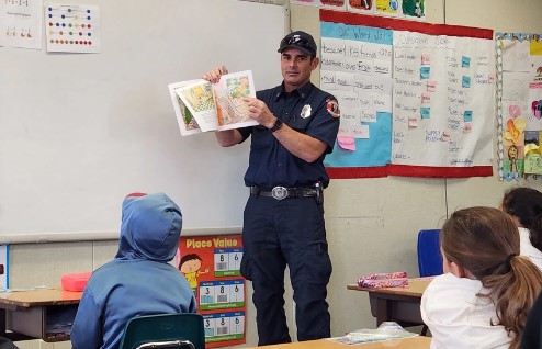 Fort Hunter Liggett firefighter visits local school for Read Across America