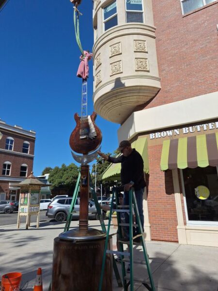 Artist Dale Evers installs new sculptures in downtown Paso Robles
