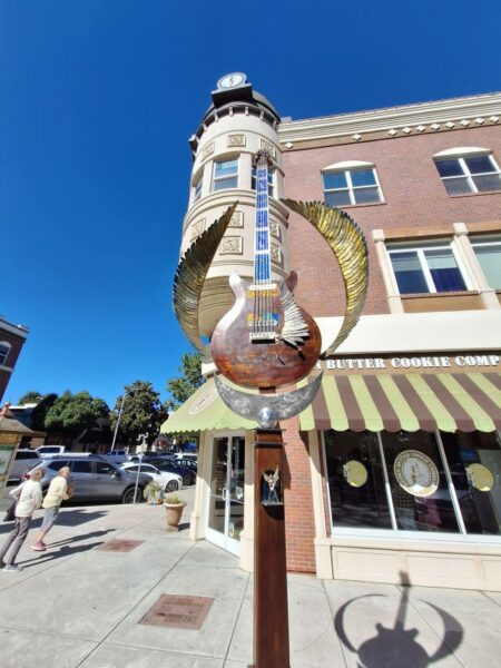 Artist Dale Evers installs new sculptures in downtown Paso Robles