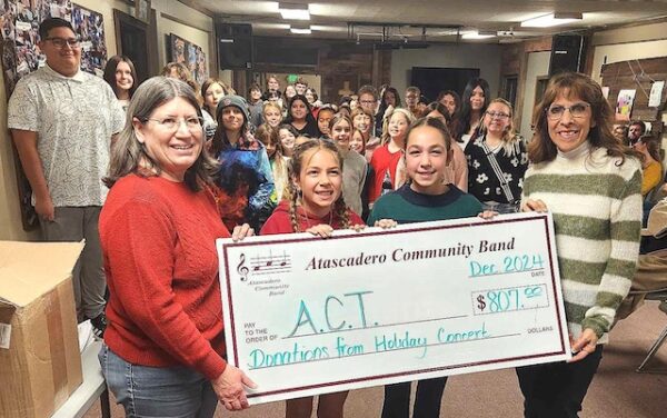 Atascadero Community Band donates $807 to Applause Children’s Theater